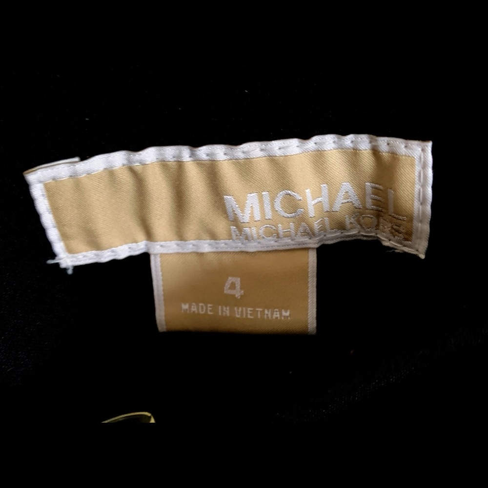 Michael Kors size 4 women’s pants! Very sexy well taken care of pair of pants!